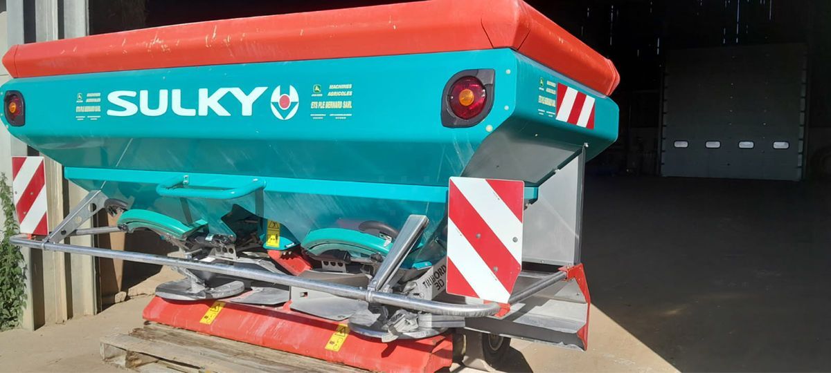 E-FARM: sulky x44 - Epandeur d'engrais - id ILTEJPJ - 7 500 € - Année: 2010 - France