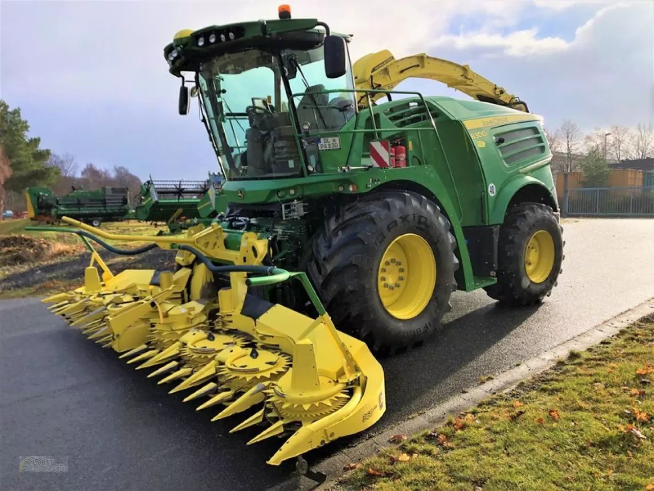 E-FARM: John Deere 8300 - Ensileuse automotrice - id CLXBGUV - 345 700 € - Année: 2019 - Lecture du nombre d'heure: 740,Puissance du moteur (chevaux): 490,Allemagne