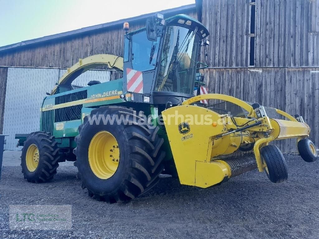 E-FARM: John Deere 6850 - Ensileuse traînée - id ZLTDUDH - 62 500 € - Année: 2002 - Autriche