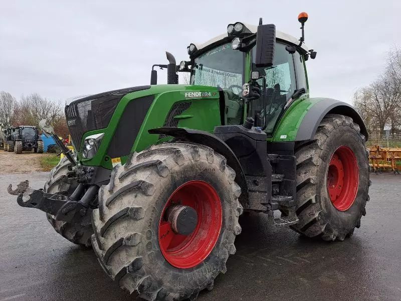 E-FARM: Fendt 824 Vario - Tractor - id YBC3Q5A - €128,000 - Year of construction: 2018 - Engine hours: 5,530,Engine power (HP): 240,France
