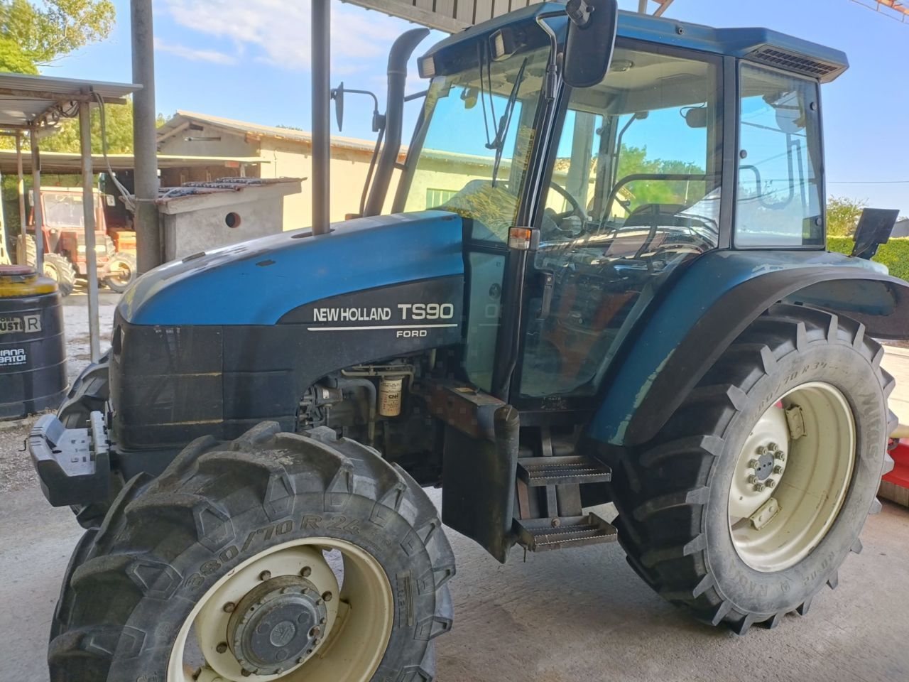E-FARM: New Holland TS90 - Traktor - id T4GXRZH - 20.000 € - Baujahr: 1998 - Abgelesene Motorstunden: 9.200,Motorleistung (PS): 90,Italien