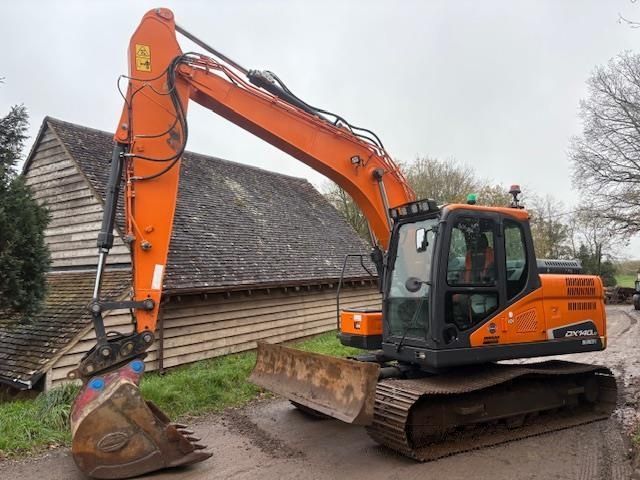 Doosan dx140lc-5 with blade Koparka gąsienicowa 44 505 €