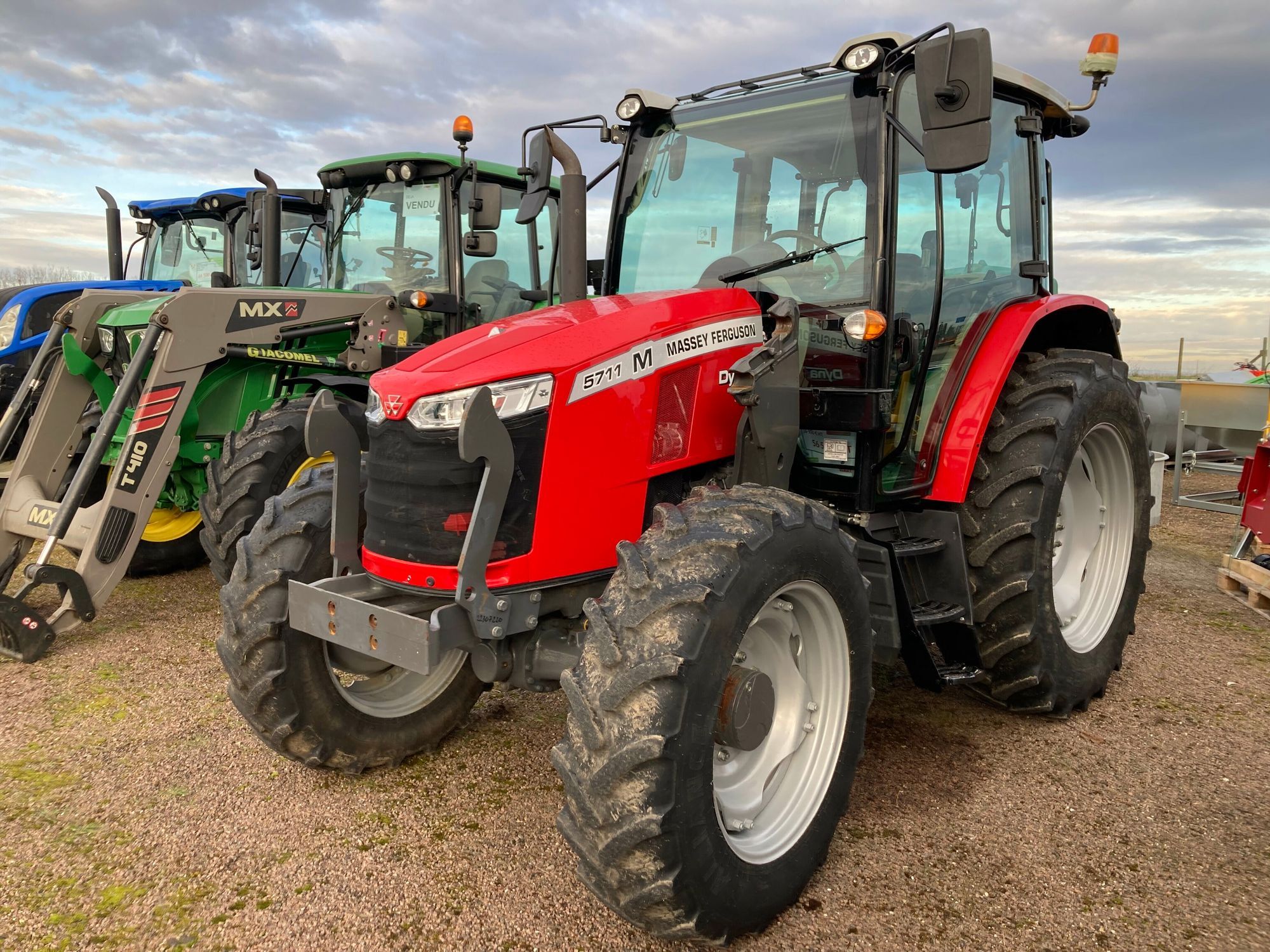 E-FARM: Massey Ferguson 5711 - Traktor - id PGRWRDP - 55 500 € - Rok výroby: 2021 - Hodiny motoru: 2 500,Francie