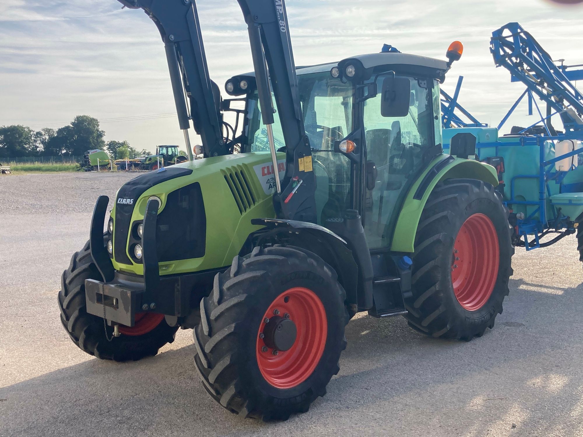E-FARM: Claas Arion 420 - Traktor - id WXI3XZR - 56 500 € - Rok produkcji: 2017 - Motogodziny: 2580,Francja