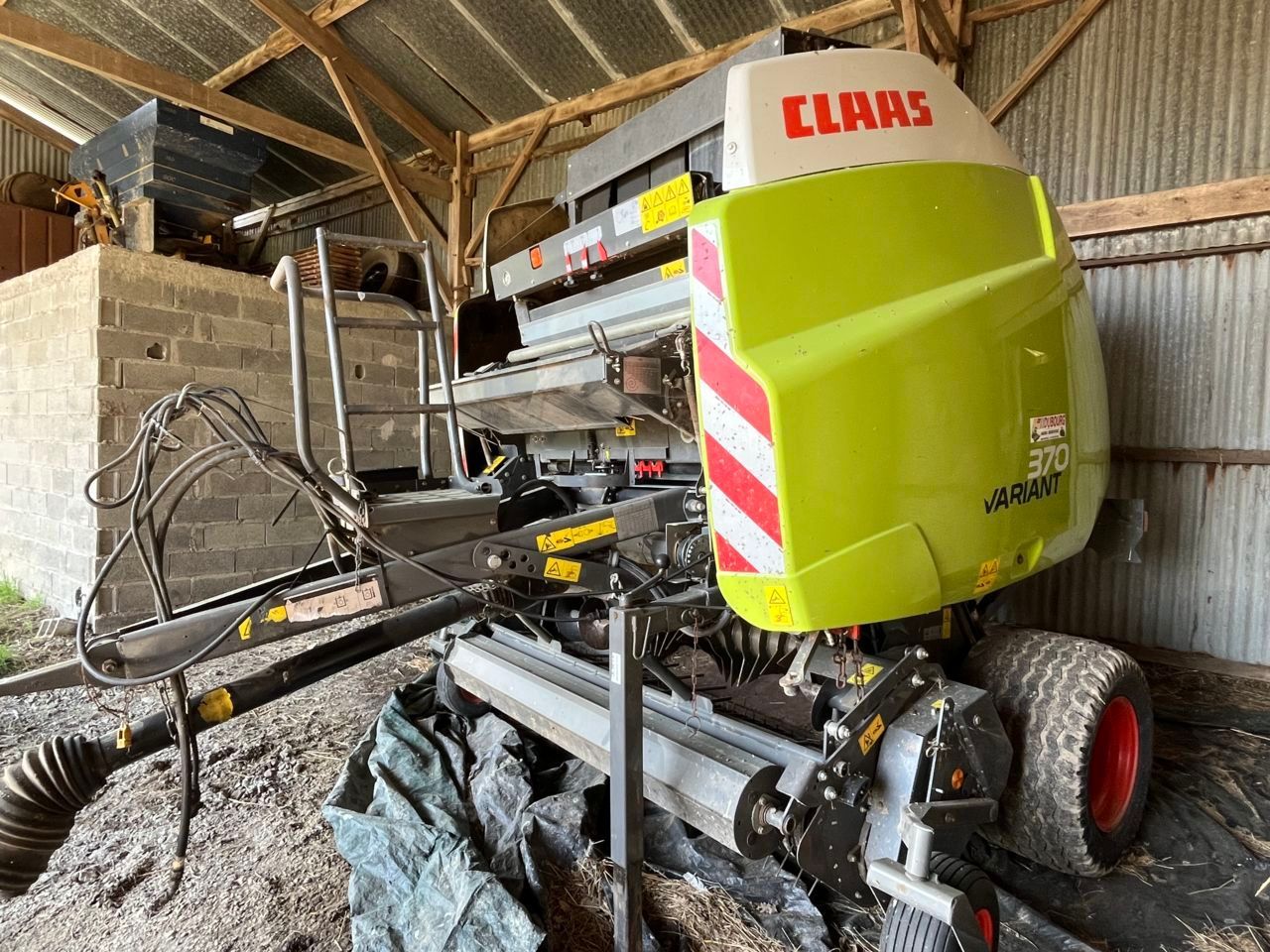 E-FARM: Claas Variant 370 RF - Presse à balles - id NUEPS8K - 14 500 € - Année: 2016 - Balles produites: 18 000,France