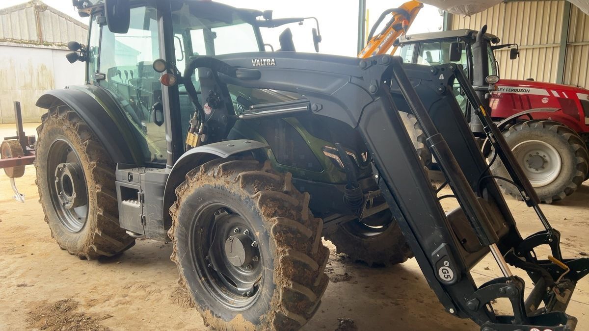 E-FARM: Valtra A135 - Trattore - id VWBQRW3 - 76.545 € - Anno di costruzione: 2022 - Ore: 935,Regno Unito