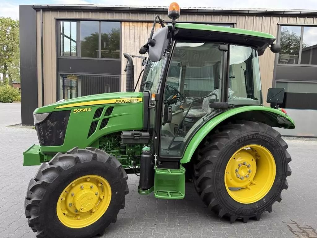 John Deere 5058 E Traktor