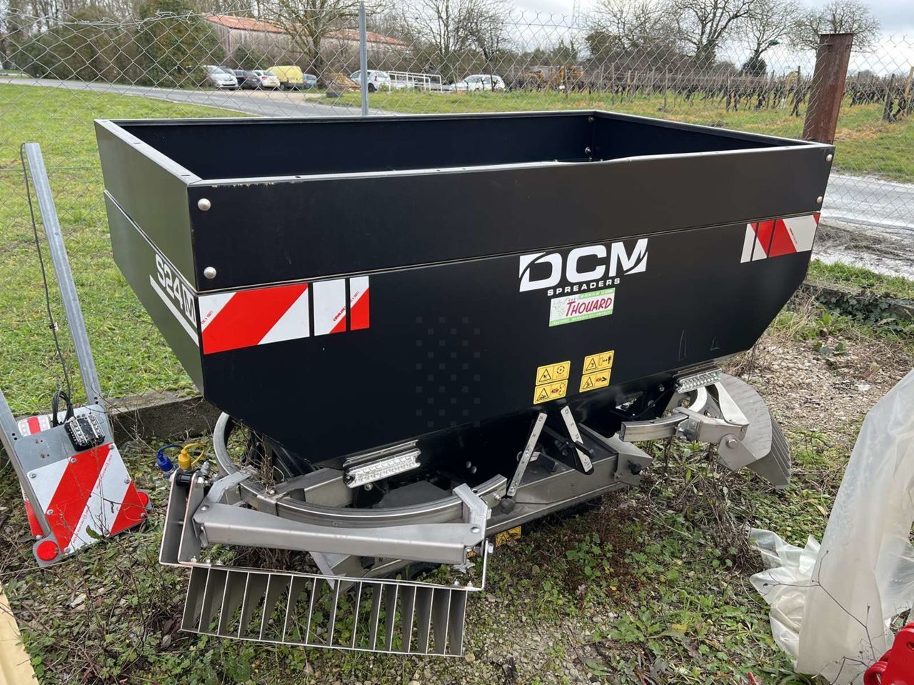 E-FARM: dcm s24m - Epandeur d'engrais - id 8TVUUMG - 4 000 € - Année: 2020 - France