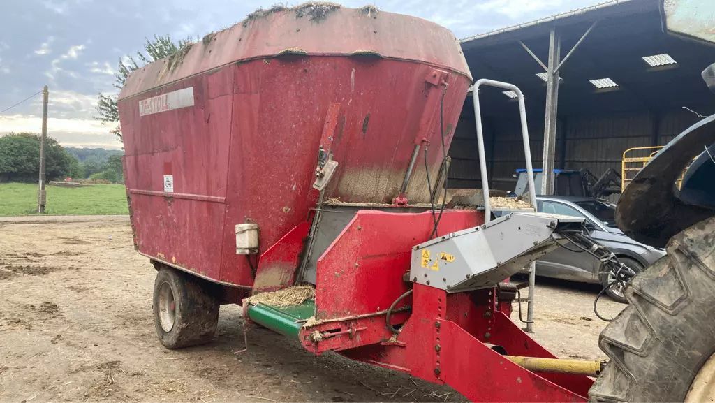 E-FARM: JF Stoll feeder vm18 - Futtermischwagen - id RMXYHEP - 6.200 € - Baujahr: 2012 - Frankreich