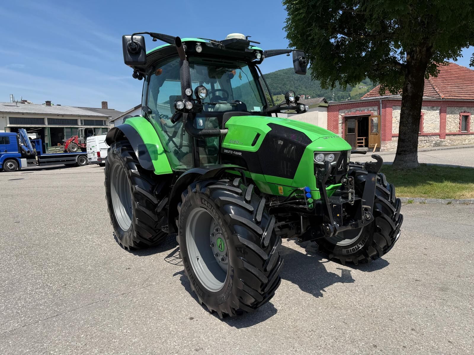 E-FARM: Deutz-Fahr 5120 TTV - Tractor - id SDPD9MS - €53,009 - Year of construction: 2014 - Engine hours: 4,165,Engine power (HP): 120,Austria