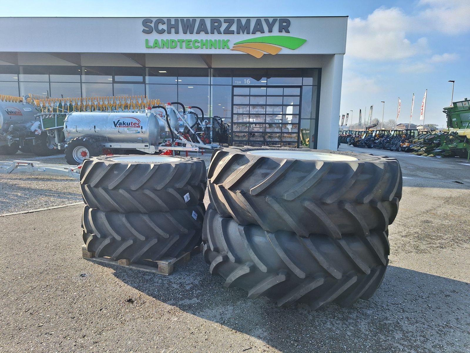 E-FARM: Bridgestone 650/65r42+540/65r30 - Kerék és járószerkezet - id DLHSZVR - 10 750 EUR - Ausztria
