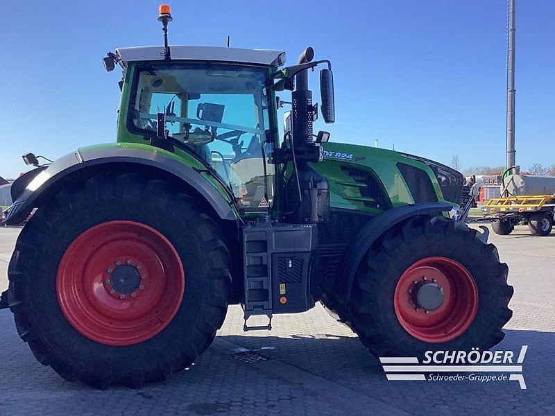 E-FARM: Fendt 824 Vario ProfiPlus - Tracteur - id 3KUWNEC - 137 885 € - Année: 2021 - Lecture du nombre d'heure: 3 684,Allemagne