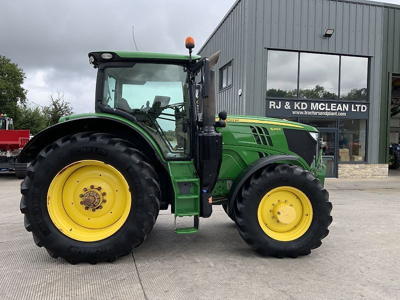 E-FARM: John Deere 6215 R - Tractor - id HVEUWMG - €52,608 - Year of construction: 2015 - Engine hours: 11,376,Engine power (HP): 214,United Kingdom