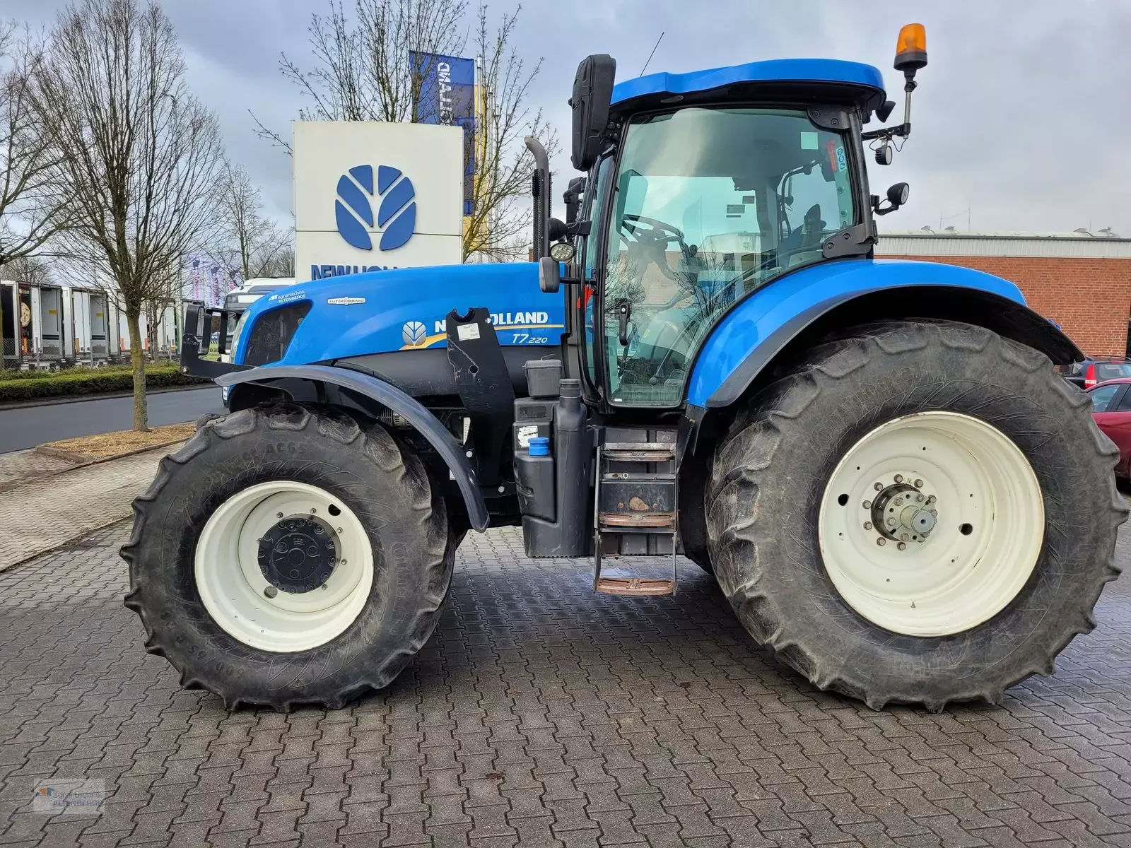 E-FARM: New Holland T7.220 - Traktor - id 8MB9QYS - 75 546 € - Rok produkcji: 2015 - Motogodziny: 4 980,Moc silnika: 205,Niemcy