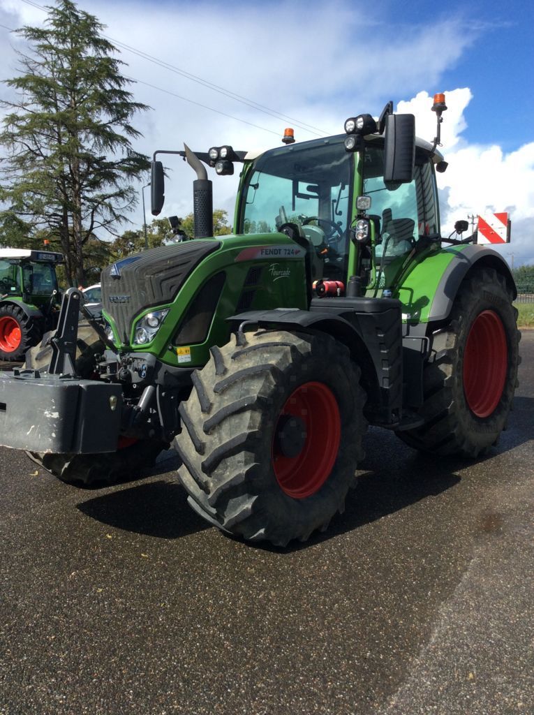 E-FARM: Fendt 724 Vario ProfiPlus - Traktor - id LJ2JPZQ - 140.000 € - Baujahr: 2021 - Abgelesene Motorstunden: 3.035,Motorleistung (PS): 140,Frankreich