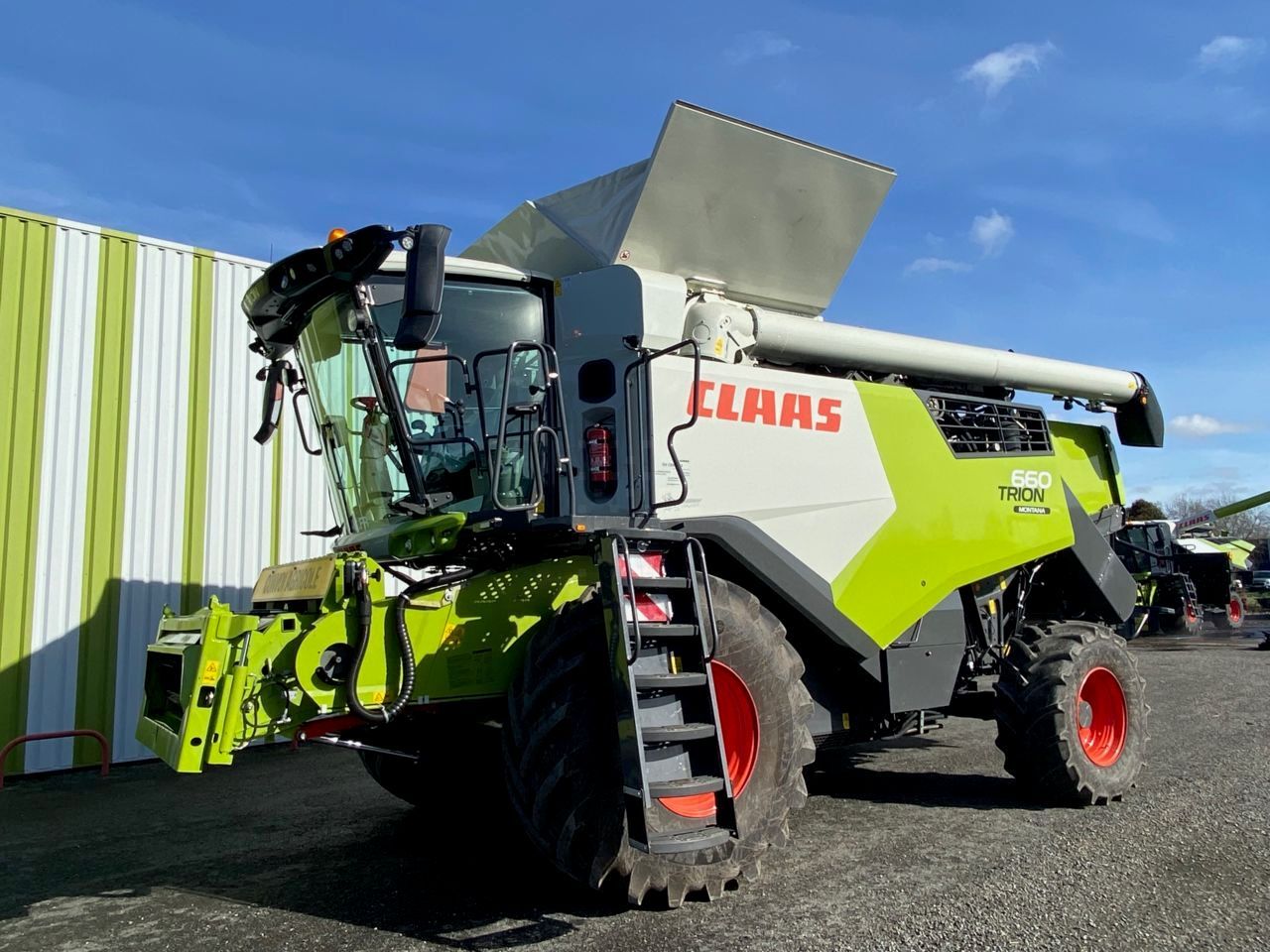 E-FARM: Claas Trion 660 Montana - Kombajn zbożowy - id 6VYJGBV - 316 000 € - Rok produkcji: 2023 - Motogodziny: 670,Francja