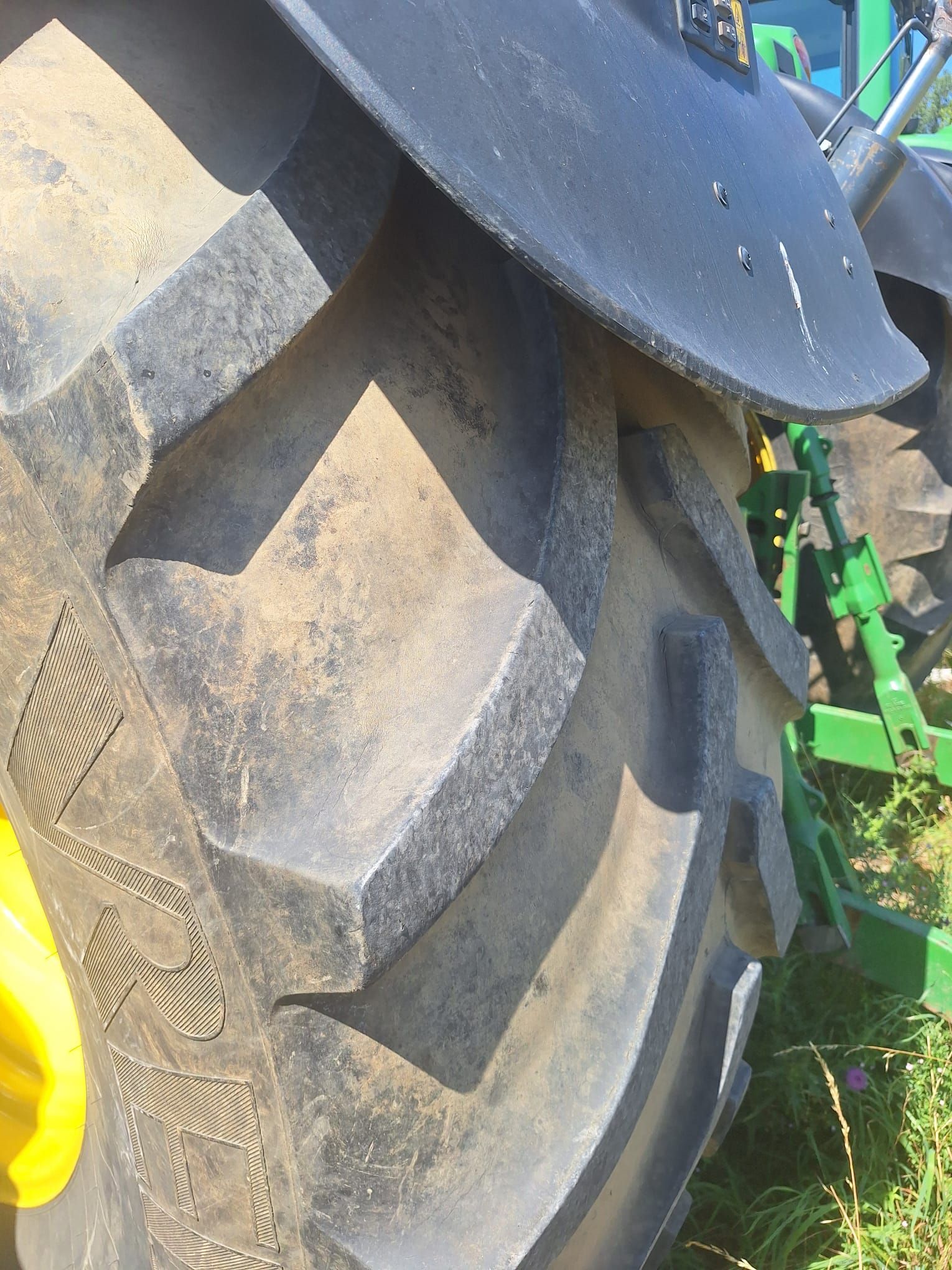 John Deere 6250 R Tractor €138,000