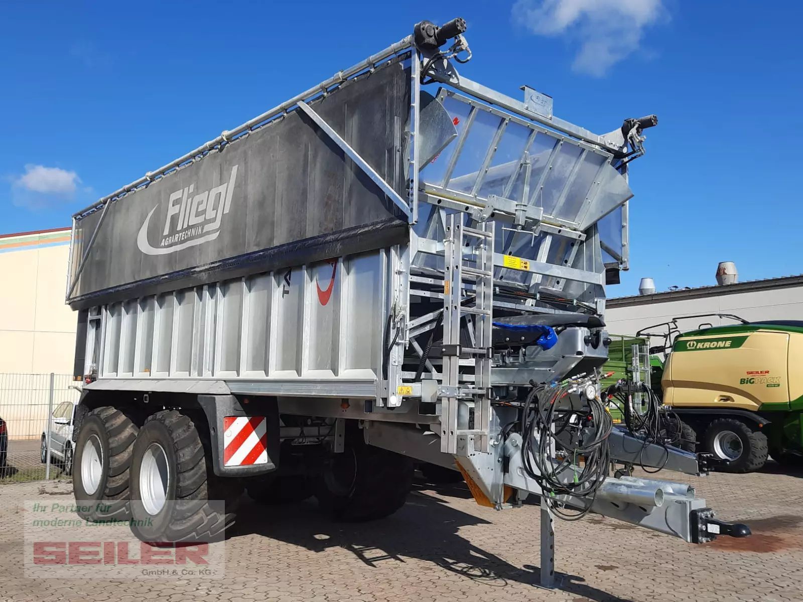 E-FARM: Fliegl asw 271 taurus fox 40m³ + top lift light - Transporte de forraje - id KF1PJMJ - 63.500 € - Año: 2024 - Alemania