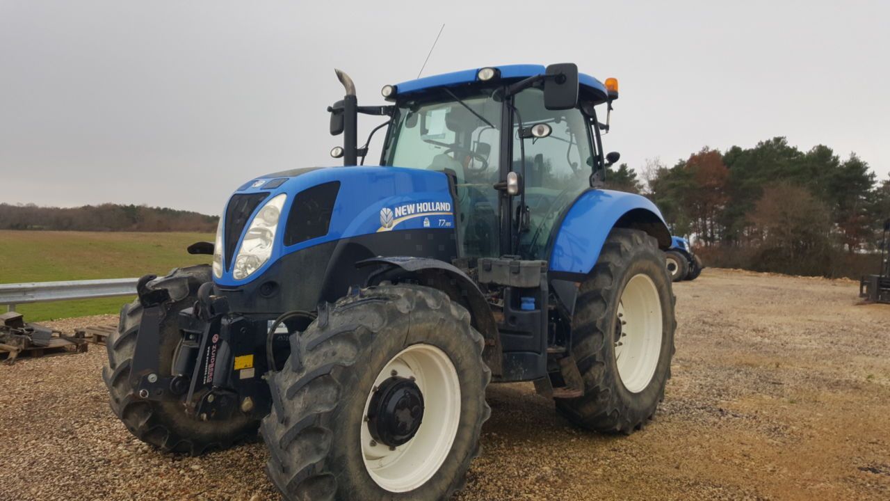 E-FARM: New Holland T7.185 - Tractor - id HJ6XJJF - Year of construction: 2013 - Engine hours: 5,900,Engine power (HP): 140,France