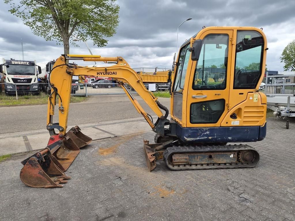 HYUNDAI robex 16-9, 2015, extendable drivetrain, 3 x bucke Mini excavator €9,750
