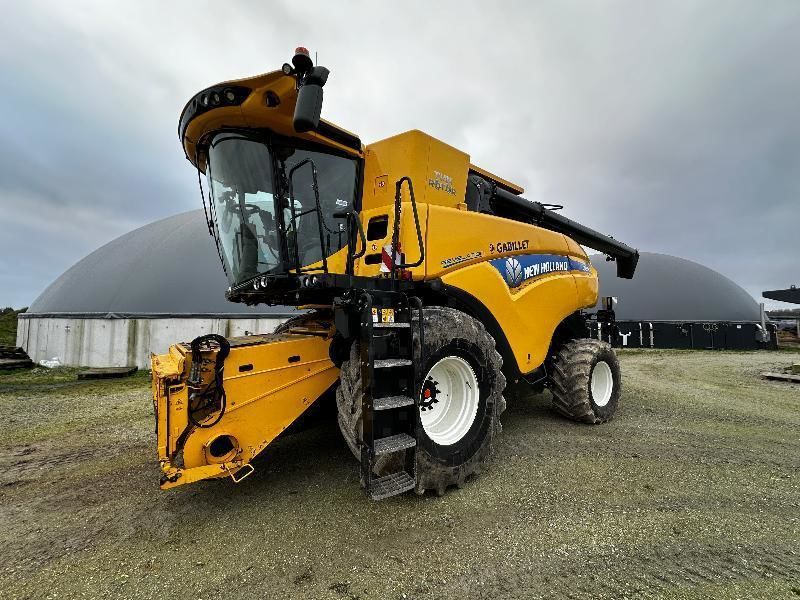 E-FARM: New Holland CR 8.90 Raupe - Moissoneuse-batteuse - id XUQM8B5 - 265 000 € - Année: 2019 - Lecture du nombre d'heure: 1 311,France