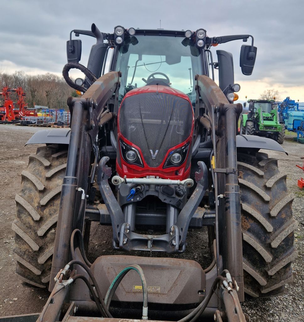 E-FARM: Valtra N114e - Tractor - id TT4IFKQ - €65,000 - Year of construction: 2019 - Engine hours: 3,770,Engine power (HP): 115,France