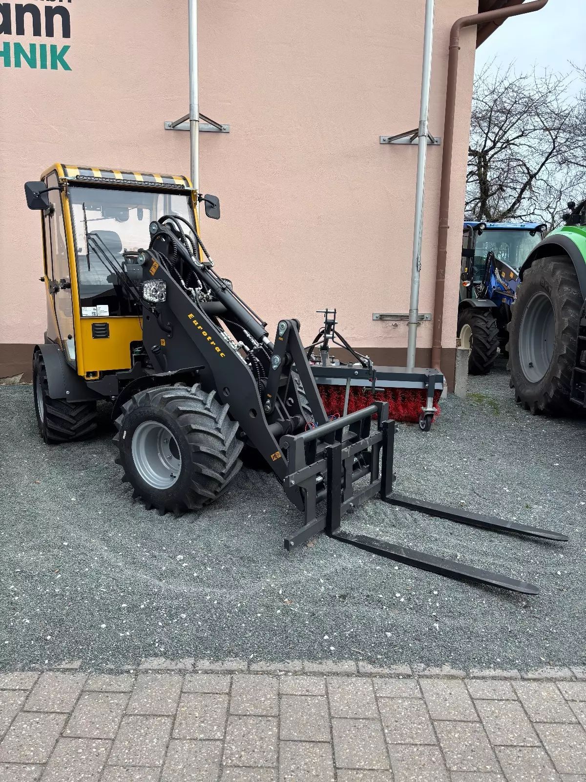Eurotrac w12 Wheel loader €26,882
