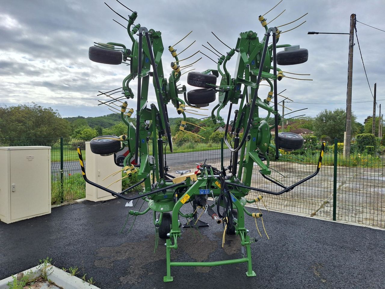 E-FARM: Krone Vendro 900 - Tedder - id IPL8JTK - Anul: 2025 - Franța