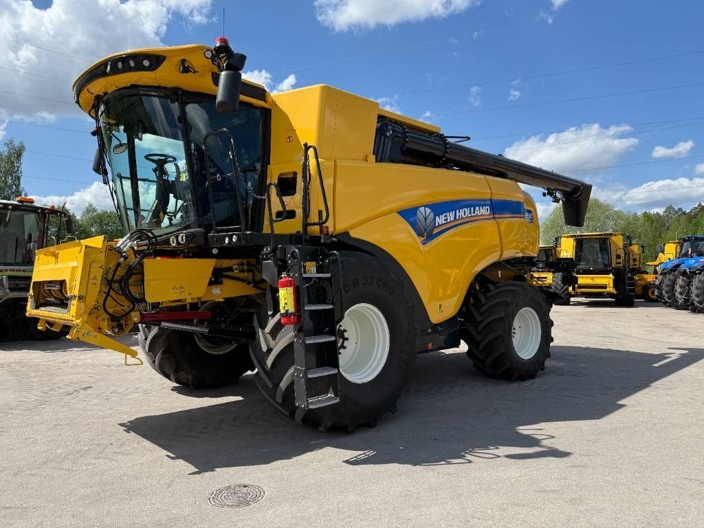 E-FARM: New Holland cx 8.90 - Combine harvester - id 2XC5D7Q - €265,000 - Year of construction: 2023 - Engine hours: 395,Engine power (HP): 460,Latvia