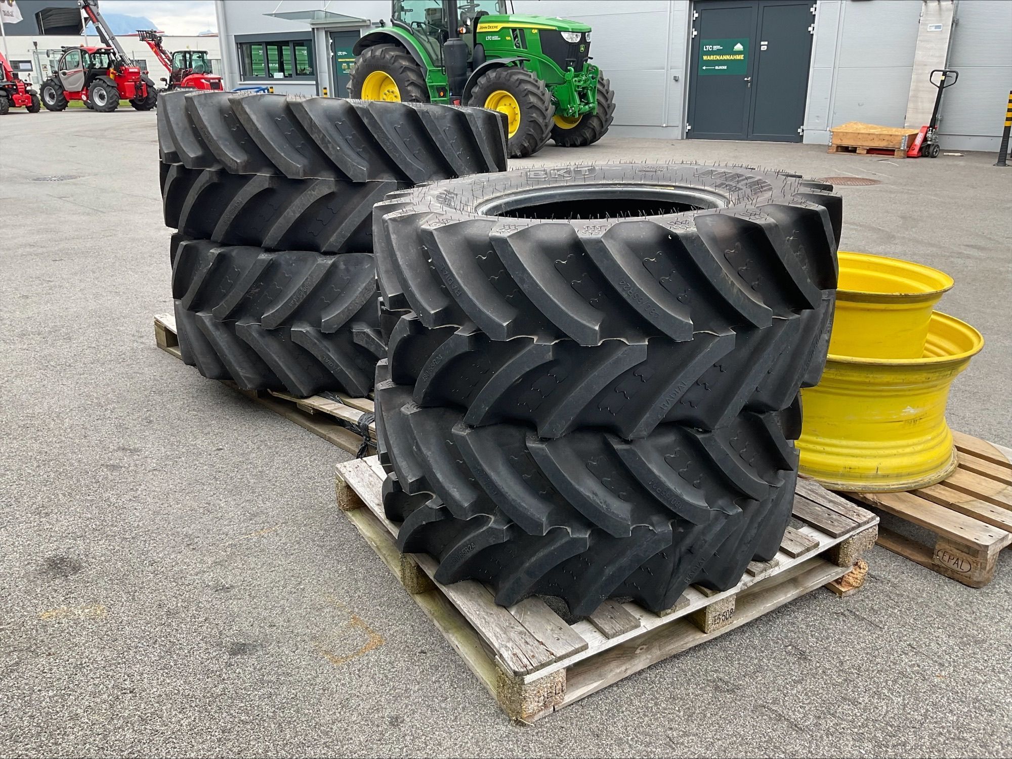 E-FARM: John Deere 600R - Ruedas y orugas - id ABSELVN - 6375 € - Año: 2023 - Austria