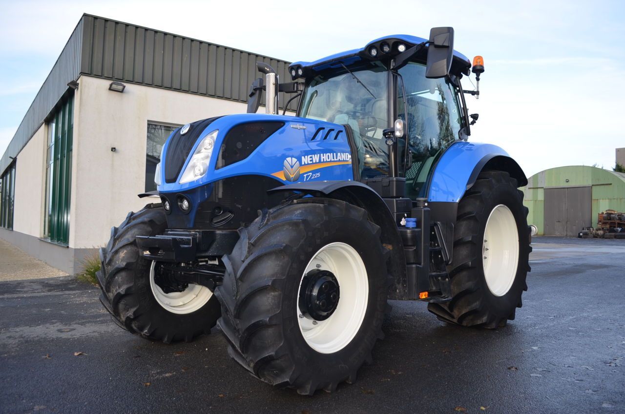 E-FARM: New Holland T7.225 - Tractor - id SAUZMQU - 94.500 € - Año: 2020 - Horas: 1680,Potencia del motor: 225,Bélgica