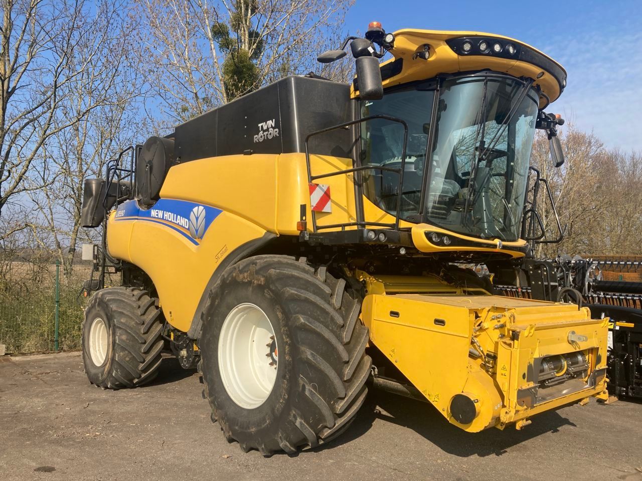 E-FARM: New Holland cr 9.90 - Kombajn zbożowy - id KZ64XF7 - Rok produkcji: 2018 - Motogodziny: 1400,Francja