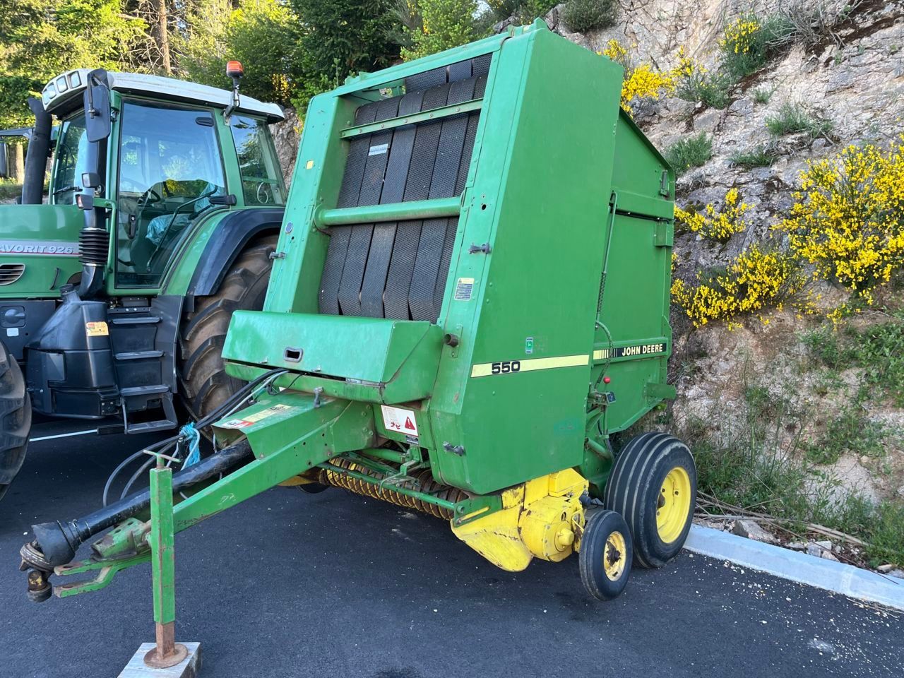 E-FARM: John Deere 550 - Ballenpresse - id CEVHJF4 - 3.500 € - Baujahr: 1995 - Frankreich