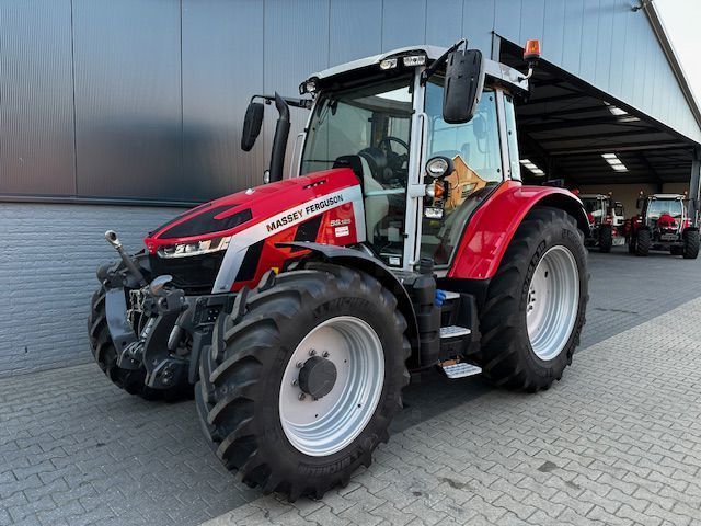 Massey Ferguson 5S.125 Traktor