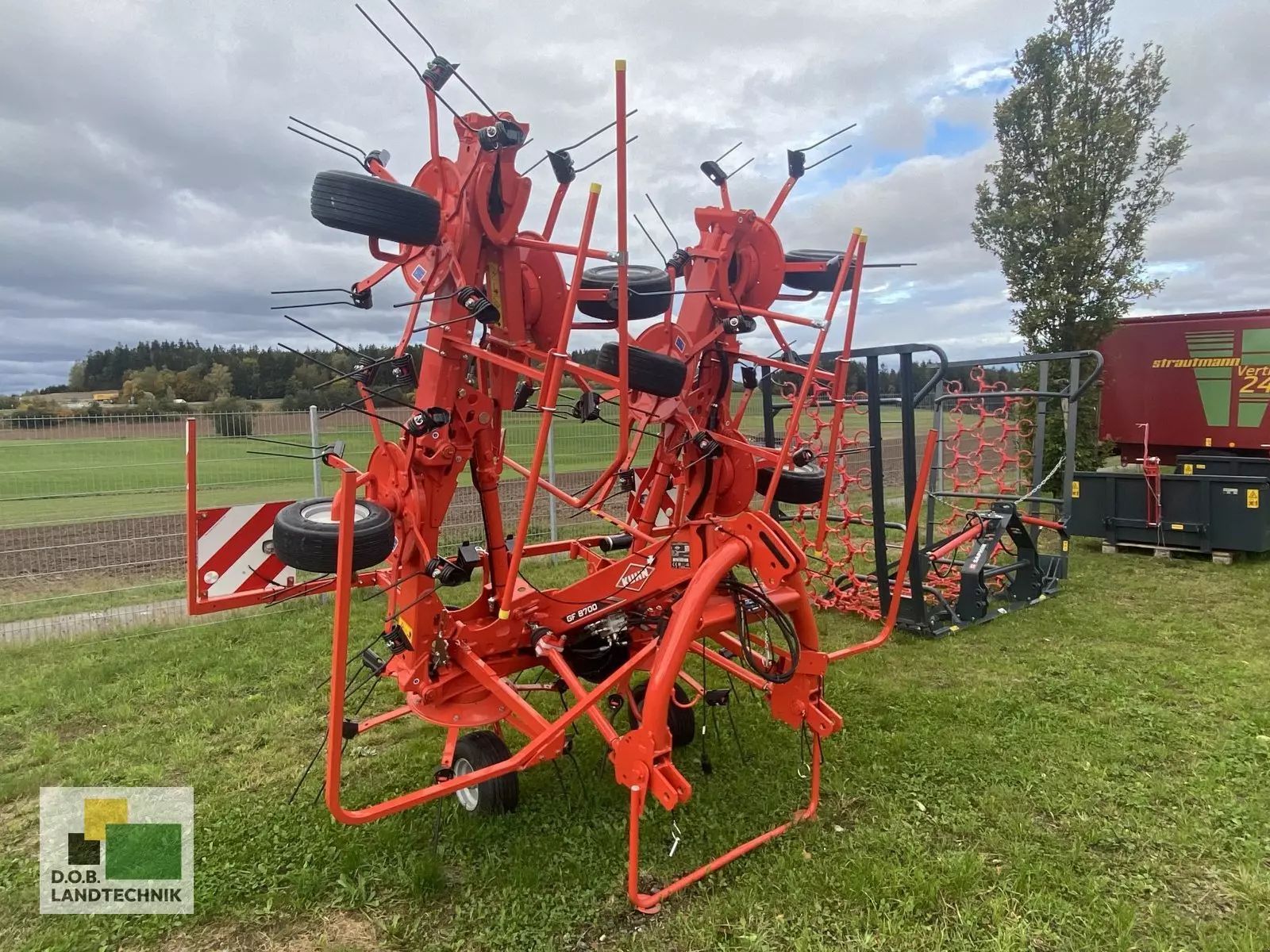 E-FARM: Kuhn GF 8700 - Faneuse - id YAYILG7 - 15 125 € - Année: 2023 - Allemagne
