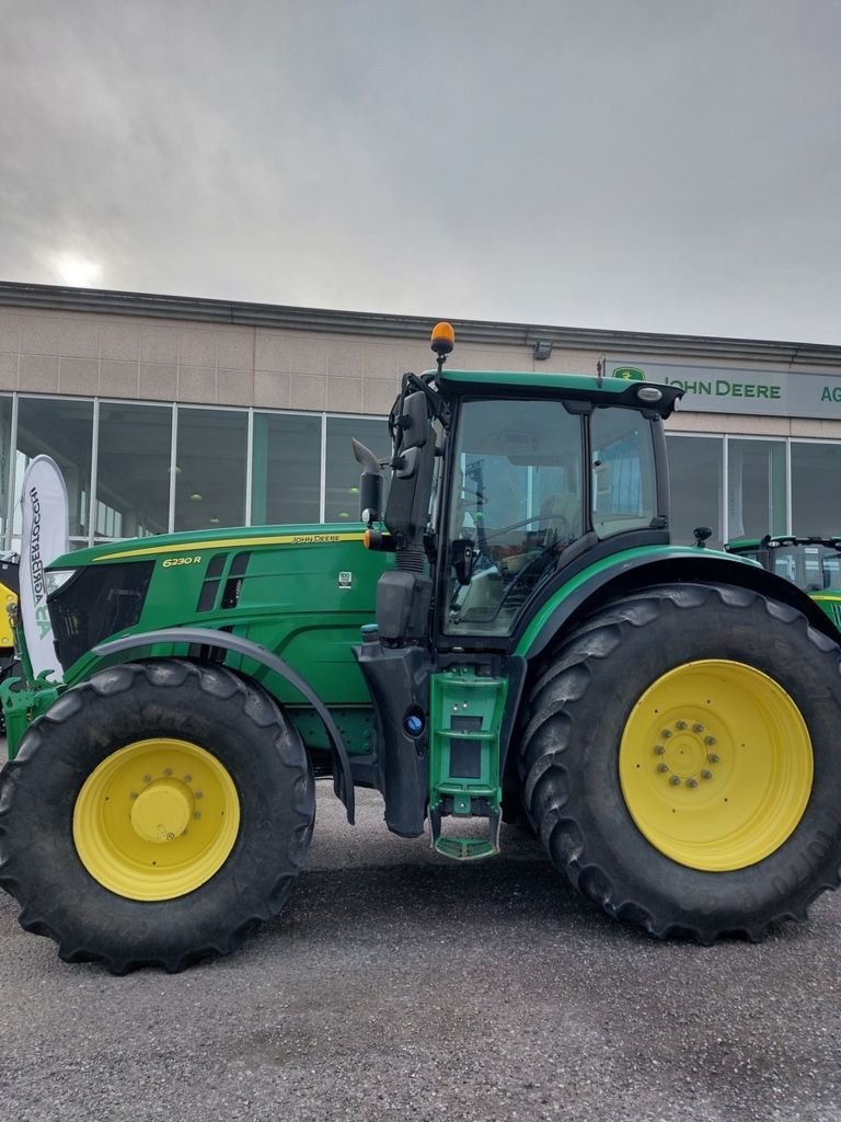E-FARM: John Deere 6230R - Tractor - id UYCZWNA - €80,000 - Year of construction: 2018 - Engine hours: 8,271,Engine power (HP): 250,Italy