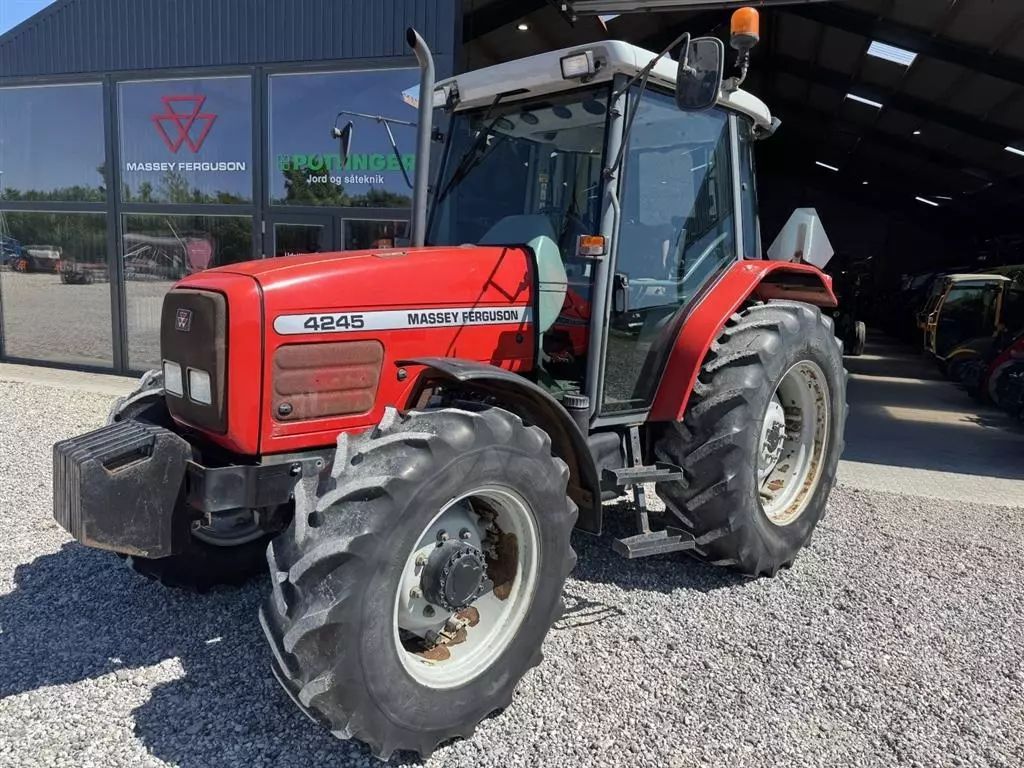 E-FARM: Massey Ferguson 4245 - Traktor - id IBNPZJC - 22 127 € - Rok produkcji: 1997 - Motogodziny: 2500,Moc silnika: 90,Dania