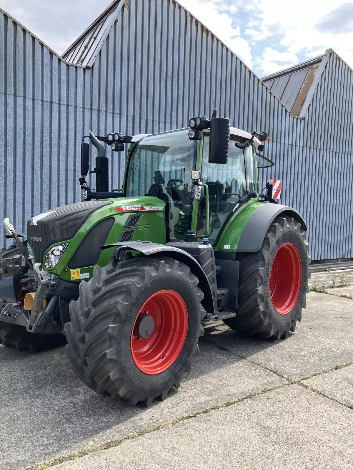 E-FARM: Fendt 516 Vario - Traktor - id PUT3SUJ - 139.500 € - Baujahr: 2023 - Abgelesene Motorstunden: 975,Motorleistung (PS): 165,Deutschland