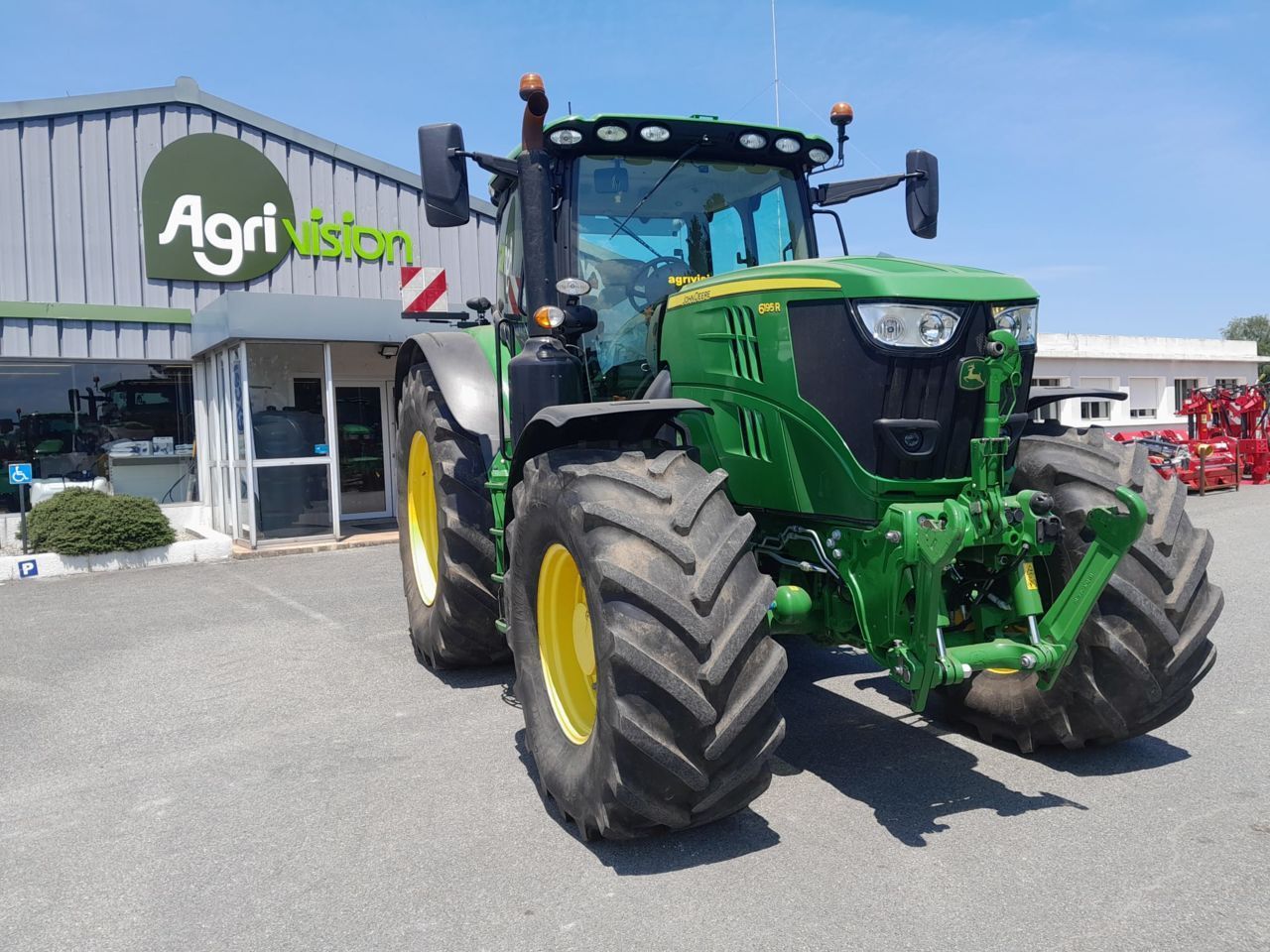 E-FARM: John Deere 6195 R - Tracteur - id CLLPCCC - 135 000 € - Année: 2021 - Lecture du nombre d'heure: 2 670,Puissance du moteur (chevaux): 195,France