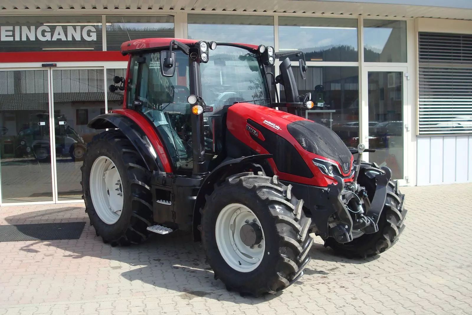 Valtra G 115 Tractor €77,917