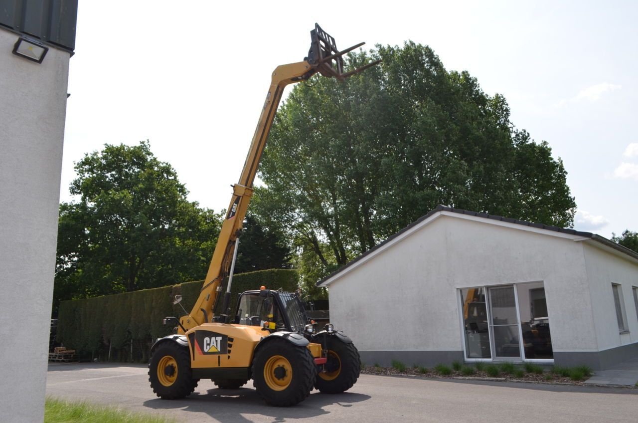 E-FARM: Caterpillar th407 - Chargeur télescopique  - id FYE3VIN - 39 500 € - Année: 2010 - Lecture du nombre d'heure: 3 593,Belgique