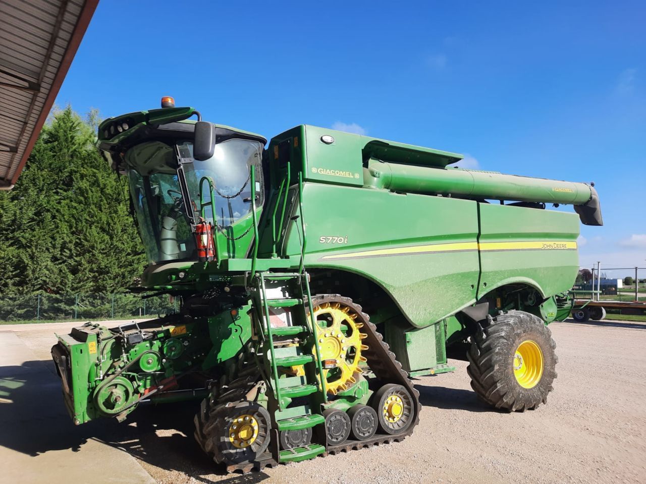 E-FARM: John Deere S770 - Moissoneuse-batteuse - id YT24ZGB - 270 000 € - Année: 2021 - Lecture du nombre d'heure: 850,France