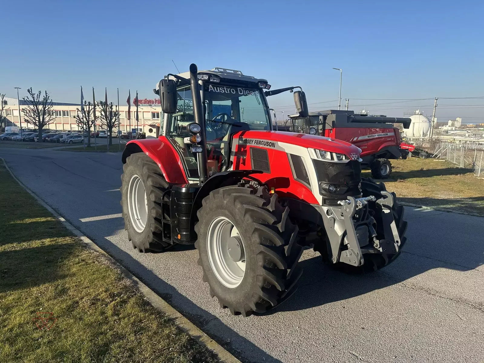 E-FARM: Massey Ferguson 7S.180 - Tractor - id CURXXRB - €147,000 - Year of construction: 2023 - Engine hours: 600,Engine power (HP): 201,Austria