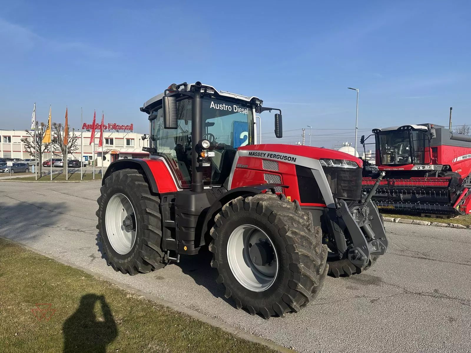 E-FARM: Massey Ferguson 8S.205 - Traktor - id 3XIMNWU - 129.000 € - Baujahr: 2021 - Abgelesene Motorstunden: 300,Motorleistung (PS): 219,Österreich