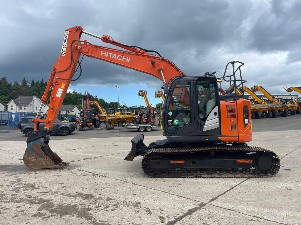 Hitachi zx135 us-6 blade ( epa ) Excavadora de orugas 54.269 €