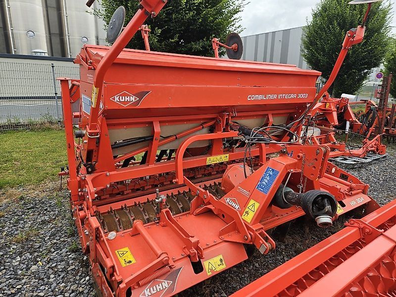 E-FARM: Kuhn hr 304 + integra 3003 - Taladro - id KC2VTDC - 19.750 € - Año: 2011 - Alemania