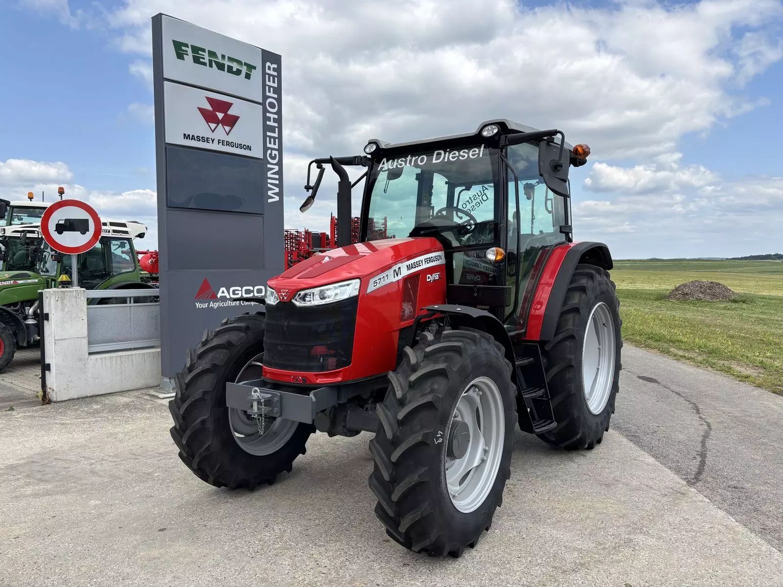 E-FARM: Massey Ferguson 5711M - Tracteur - id JMGBDKF - Année: 2022 - Puissance du moteur (chevaux): 110,Autriche