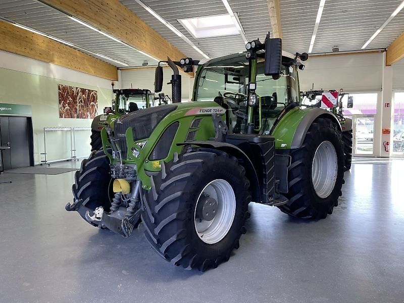 Fendt 724 Vario Profi Plus Tractor €108,000