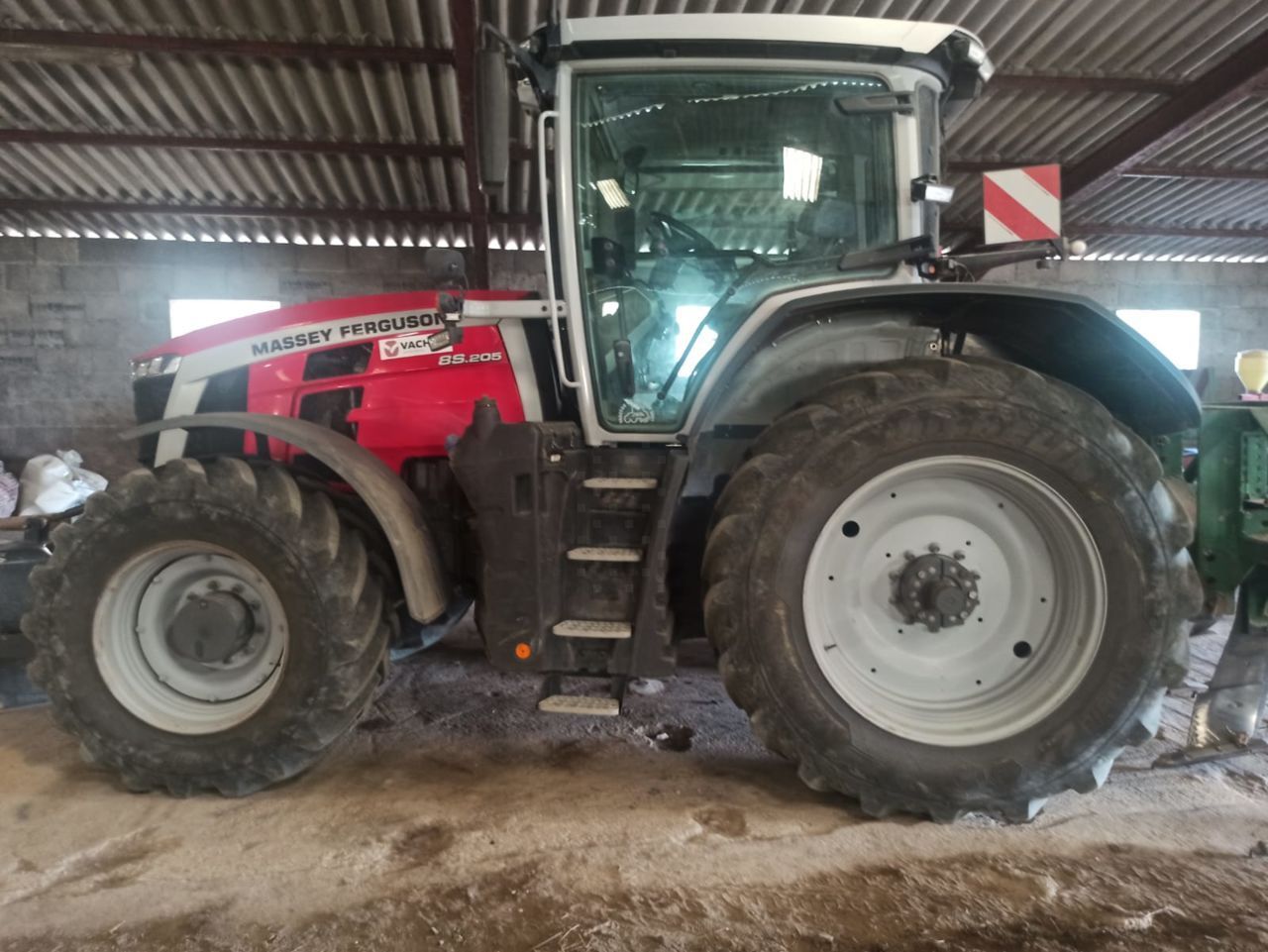 Massey Ferguson 8S.205 Traktor 105 000 €