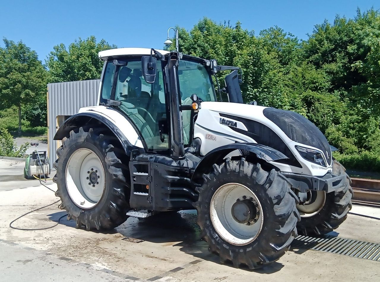 E-FARM: Valtra T214 Direct - Tractor - id NNZJZCB - €90,000 - Year of construction: 2019 - Engine hours: 4,300,Engine power (HP): 214,France